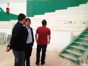 El concejal Ignacio Serrano visitando las obras de Lomo Cementerio (TA)