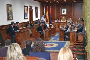 Los miembros de la Corporación municipal durante la sesión plenaria del pasado mes de diciembre (Foto TA)