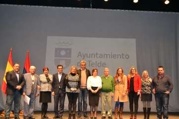 La alcaldesa MÂª del Carmen Castellano junto a los concejales y vicepresidentes de los seis Consejos de Distrito (Foto TA)