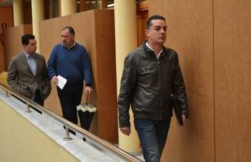 Los dos ediles del CCN junto a Alejandro Ramos a la espera de acudir a la Mesa de Diálogo (Foto TA)