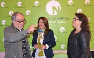 Los nacionalistas Pedro Galván (i), Carmen Hernádez (c) y Celeste López (d), momentos antes de la rueda de prensa (Foto TA)