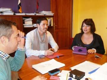 Los dos concejales no adscritos, escindidos de NC hace unas semanas, con el coordinador de Economía y Hacienda (Foto TA)