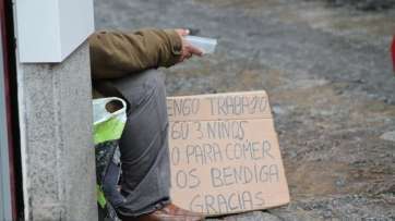 Un indigente solicita ayuda en la calle (Foto TA)