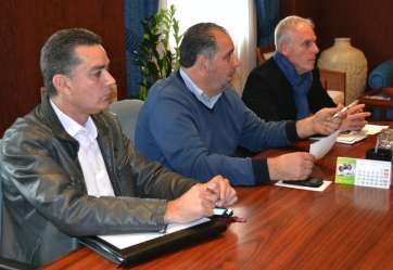 Los dos concejales del CCN, junto a Fidel Ruiz, en la celebración de la Mesa por el Diálogo (Foto Daniel Ojeda)