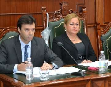 El Gobierno de Telde hizo suya la propuesta del secretario de la Corporación, Ángel Sutil, en la imagen junto a la alcaldesa (Foto Daniel Ojeda)