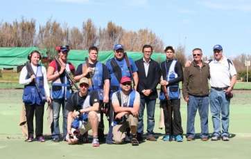 El concejal de Deportes, Pablo Rodríguez, junto a los miembros de la selección finlandesa (Foto TA)