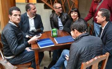 Jonay López, con gafas, entre Juan Martel y Gloria Cabrera, este viernes en El Casino de Telde (Foto Daniel Ojeda)