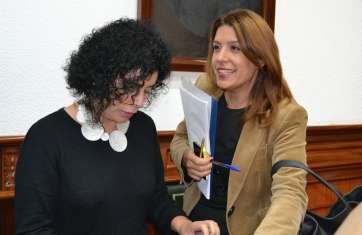 Las concejalas Josefa Milán (i) y Carmen Hernández, durante el Pleno de esta mañana (Foto TA)