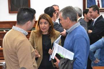Carmen Hernández charla con los concejales del PSOE, después del Pleno (Foto Daniel Ojeda)
