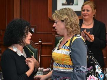 Concejalas del PP y NC charlan después del Pleno del pasado viernes (Foto Daniel Ojeda)