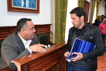 El nuevo concejal de Tráfico, Héctor Suárez, charla con el edil popular Agustín Pérez (Foto Daniel Ojeda)