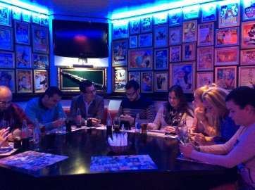 Los miembros de CC Telde que participan en el debate, reunidos en el local de restauración Scooter (Foto TA)
