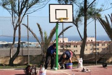 Instalación de canastas en el CEIP Hilda Zudán (Foto TA)