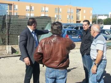 Los concejales Juan Martel y Mario Torres, en Arnao, este martes por la mañana (Foto TA)