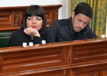 Gloria Cabrera (i) y Héctor Suárez (d) durante el Pleno del pasado viernes (Foto TA)