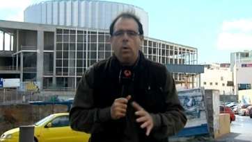 El reportero teldense Luis Socorro, de Antena3 Canarias, emite desde la zona (Foto TA)