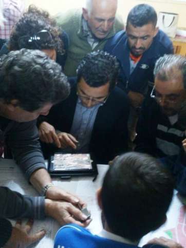 El concejal, rodeado de vecinos de Montaña Las Palmas, en la reunión celebrada el pasado miércoles en el barrio (Foto TA)