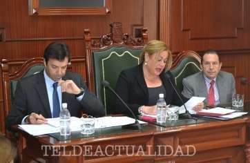 La alcaldesa junto al secretario municipal y el interventor en el último Pleno (Foto Daniel Ojeda)