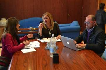 El consejero José Miguel Álamo (d), durante una reunión con la alcaldesa de Telde (c) y la directora municipal de Servicios Sociales (i) (Foto TA)