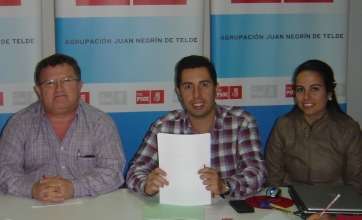 José Báez (i) y Alejandro Ramos (c), presidente y secretario de los socialistas teldenses respectivamente (Foto TA)