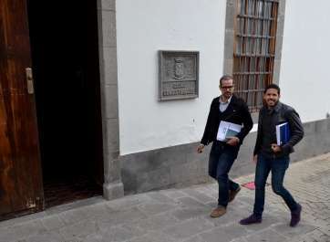 Héctor Suárez junto a su asesor Jonay López. este miércoles en el Ayuntamiento de Telde (Foto Daniel Ojeda)