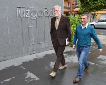 El exconcejal de Urbanismo, José Antonio Perera (d), a su entrada a los juzgados (Foto TA)