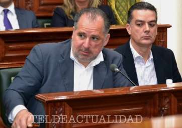 Juan Martel junto a Mario Torres en el último Pleno municipal (Foto Daniel Ojeda)