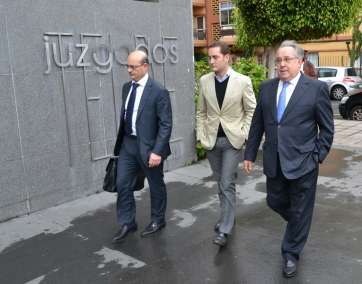 El abogado José Antonio Choclán, Rayco Machín y su padre, Félix Machín, el querellante, ayer a la llegada al Juzgado (Foto Daniel Ojeda)