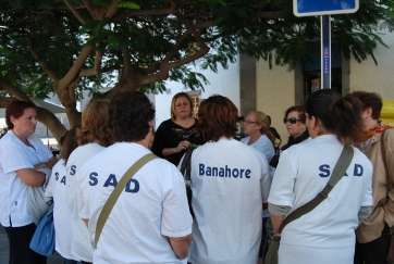 La alcaldesa de Telde atiende en la calle una protesta del personal de Banahore (Foto TA)