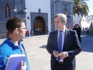 El concejal Guillermo Reyes con el periodista Gaumet Florido, en la plaza de San Juan (Foto TA)