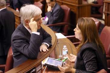 Carmen Hernández charla con el vicepresidente del Gobierno de Canarias (Foto Acfi Press)