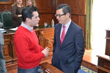 Los ediles Alejandro Ramos (PSOE) y Pablo Rodríguez (CC), en un receso del Pleno (Foto Daniel Ojeda)