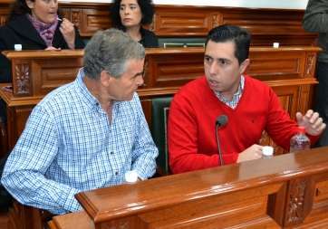 Los dos ediles del PSOE, en el Pleno de este viernes (Foto Daniel Ojeda)