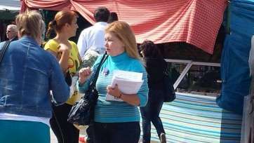 Reparto de información este domingo en el mercadillo de Jinámar (Foto TA)