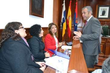El concejal de Presidencia, Francisco López, charla en el receso del Pleno con ediles de la oposición nacionalista (Foto Daniel Ojeda)