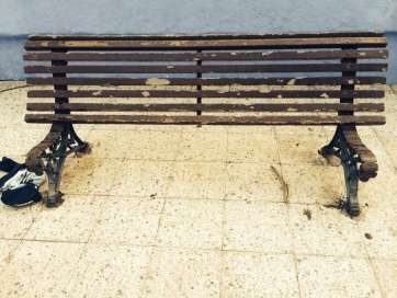 Estado de un banco en una plaza del barrio (Foto TA)