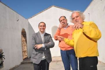 El consejero con el concejal y el párroco de la zona, en la ermita de Cazadores (Foto Acfi Press)