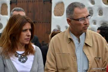 La portavoz de NC, Carmen Hernández, ayer en San Antonio, junto al concejal de CC, Daniel Martín (Foto Antonio Alí)