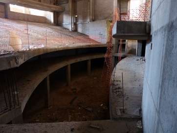 Estado del foso del edificio (Foto Carlos Sánchez)