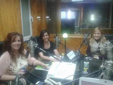 Natalia Santana, Mari Carmen Umpierrez y Migdalia Rodríguez en Radio Faycan (TA)