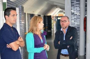 José Miguel Álamo (d), consejero insular de Política Social, en la visita que giró meses atrás al CAMP de Las Longuerasl (Foto TA)