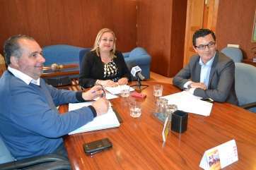 La alcaldesa y los ediles Pablo Rodríguez y Juan Martel, en la rueda de prensa (Foto TA)