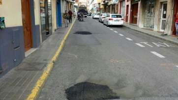 Obras de rebacheo en una calle de San Gregorio (Foto TA)