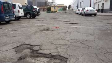 Socavón en una de las calles del polígono industrial de Salinetas (Foto TA)