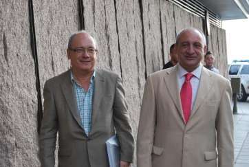 Ildefonso Jiménez (d) y el que fue su asesor Juan Manuel Cabrera, a las puertas del Juzgado de Las Palmas de GC (Foto Daniel Ojeda)