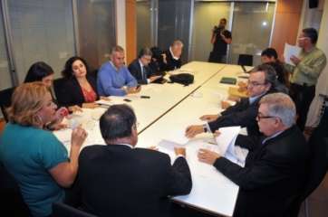 Imagen de archivo de una reunión de la comisión de seguimiento para el realojo (Foto Acfi Press)