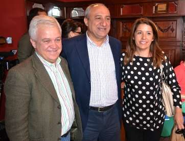 Carmelo Ramírez (i), Ildefonso Jiménez (c) y Carmen Hernández (d), este mediodía (Foto TA)