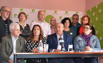 Jiménez arropado por cargos orgánicos, políticos y militantes de NC (Foto Daniel Ojeda)