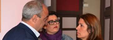 Ildefonso Rodríguez, de espalda, charla con dos concejales de NC (Foto Daniel Ojeda)