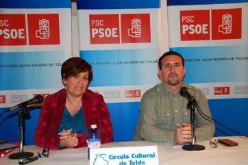 La ponente Rita Gómez y el socialista local Abel Galindo (Foto TA)